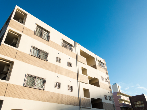 集合住宅と青空の写真